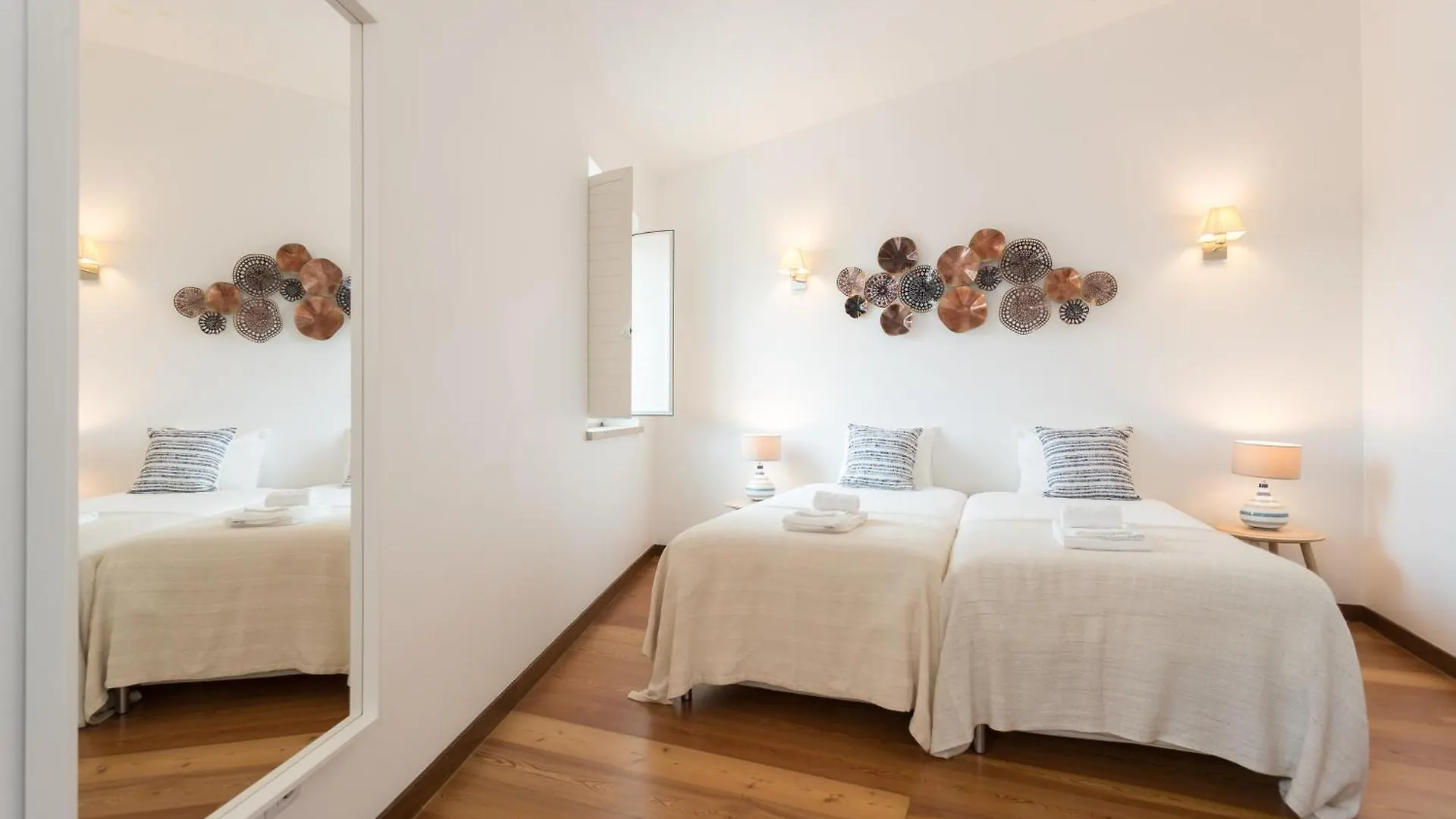 Alfama Modern Two Bedroom Apartment W River View And Parking By Lu Holidays Lisboa 0*,  Portugália