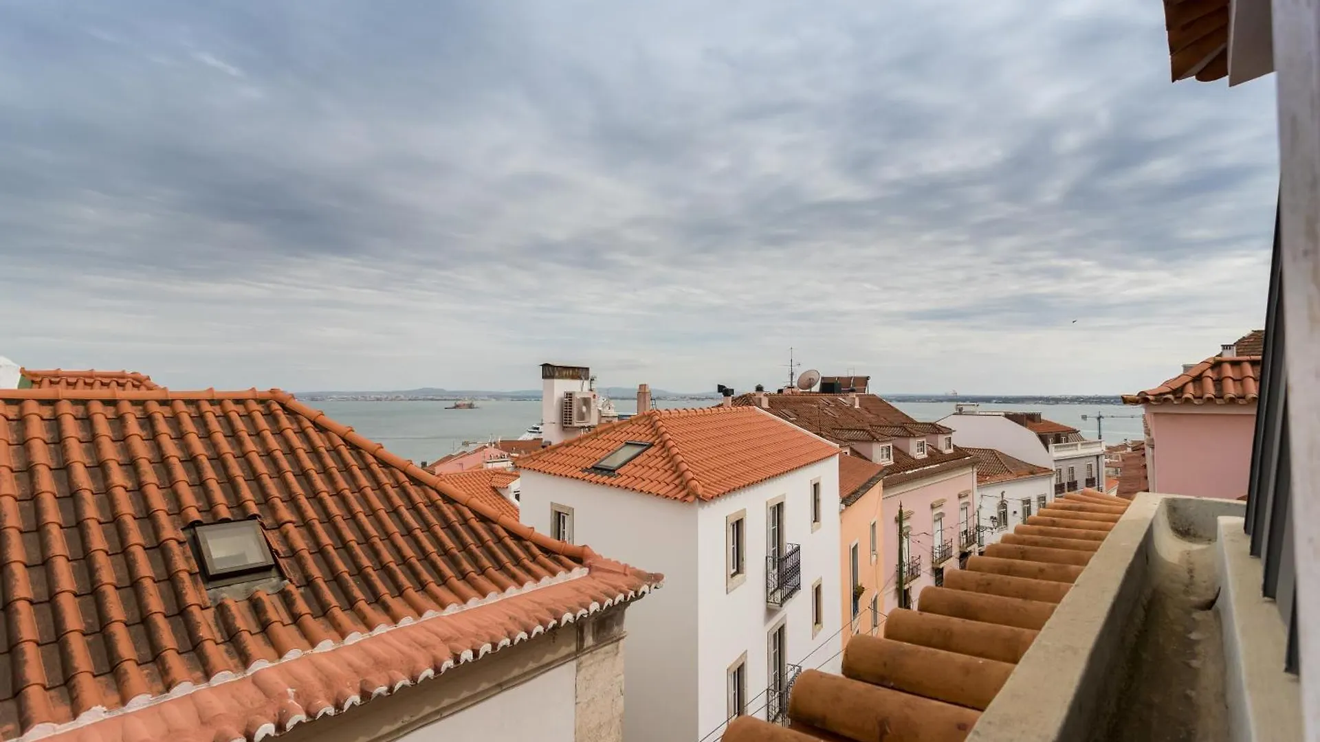 Alfama Modern Two Bedroom Apartment W River View And Parking By Lu Holidays Lissabon Portugal