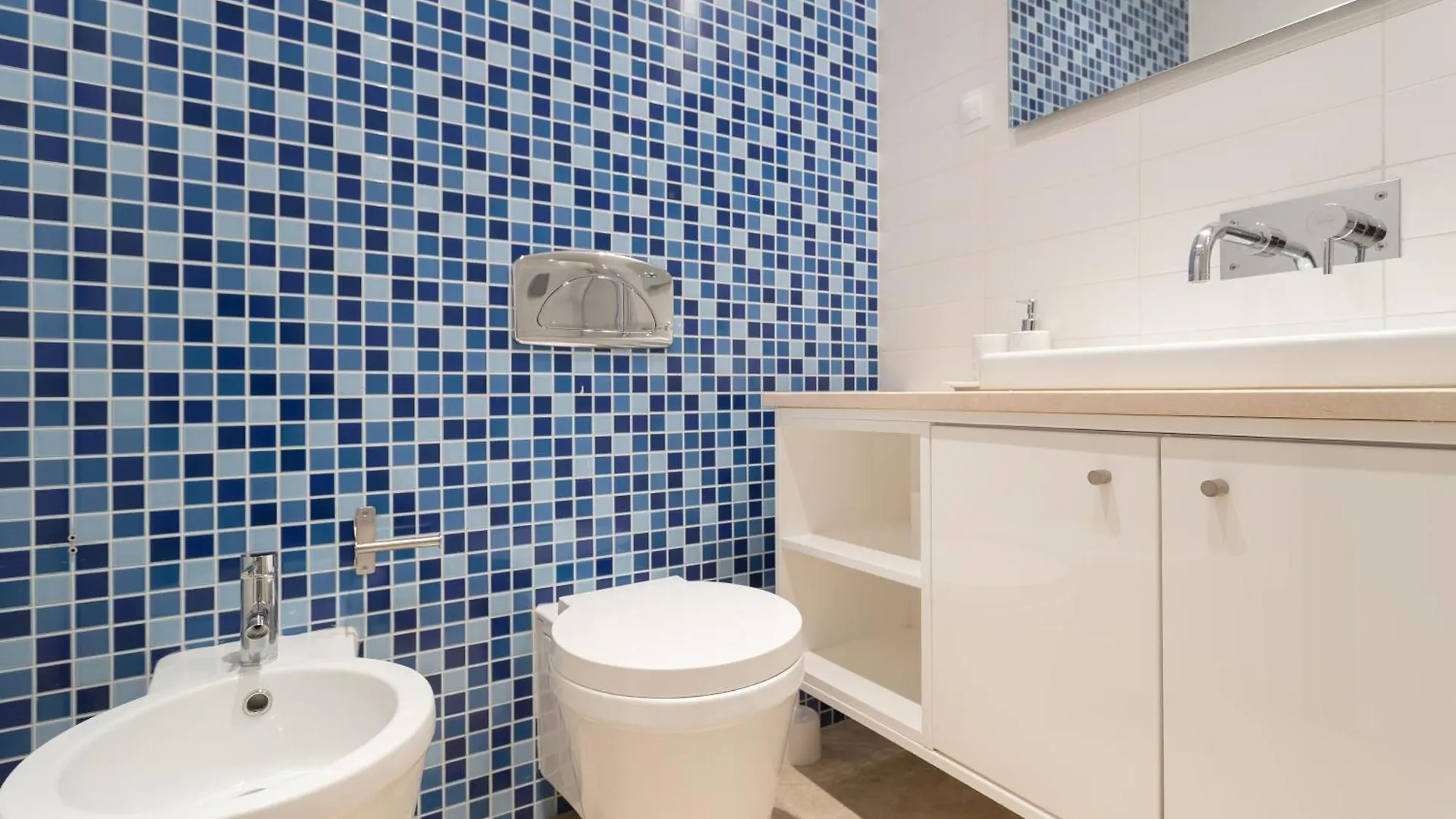 Alfama Modern Two Bedroom Apartment W River View And Parking By Lu Holidays Lissabon