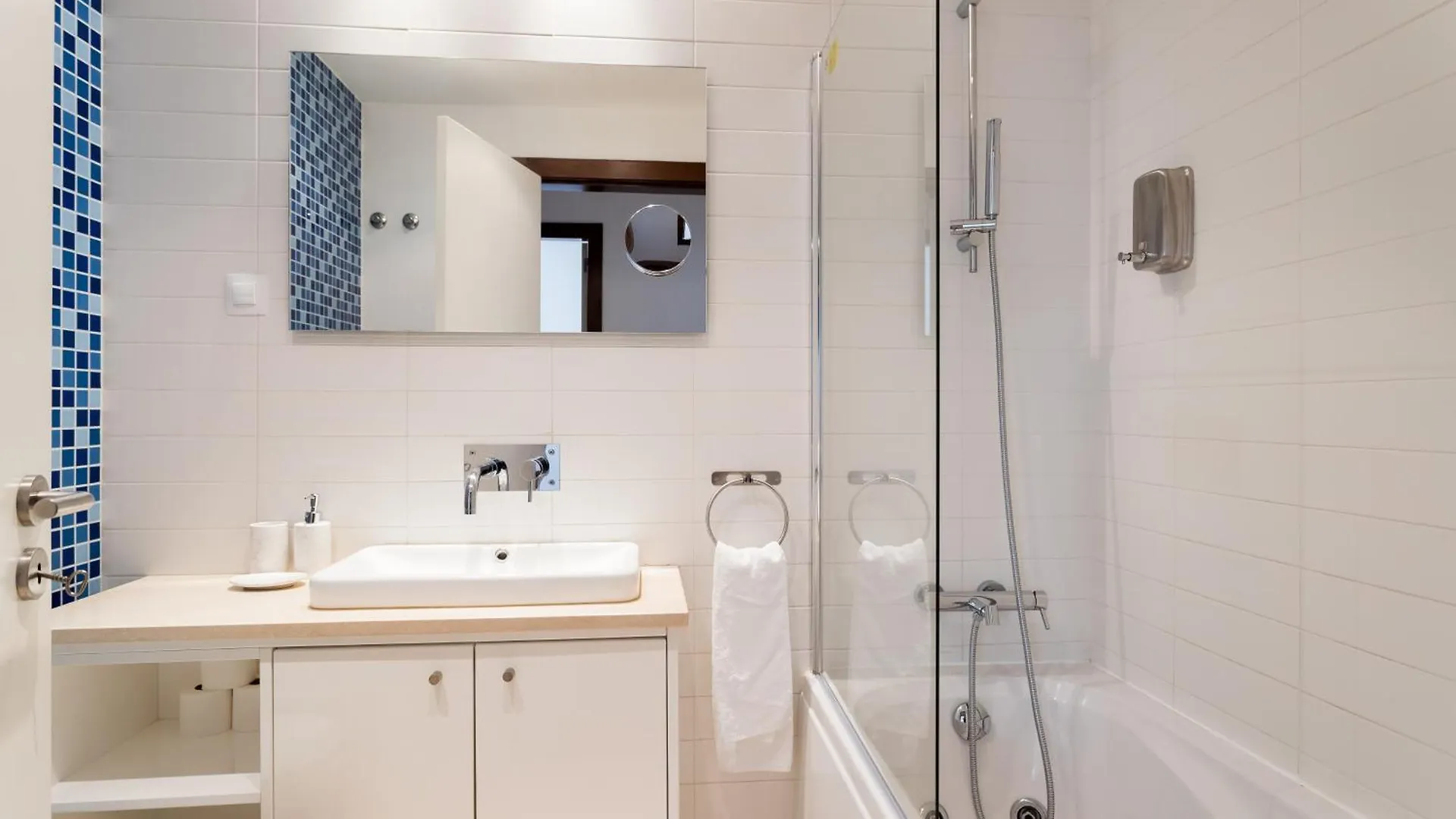 Alfama Modern Two Bedroom Apartment W River View And Parking By Lu Holidays Lissabon 0*,