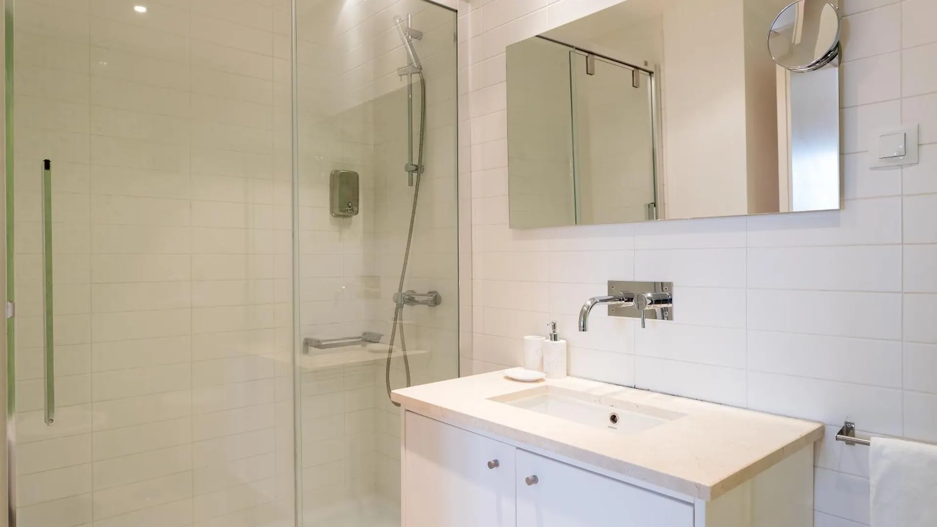 Alfama Modern Two Bedroom Apartment W River View And Parking By Lu Holidays Lissabon